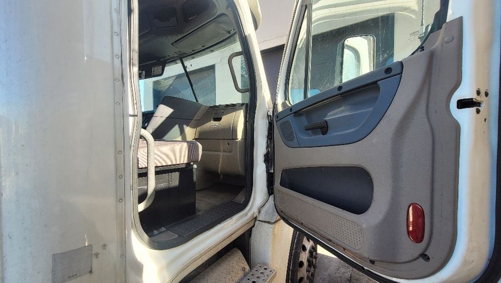 Day Cab Tractor-Heavy Duty Tractors-Freightliner-2018-Cascadia 12564ST-Dayton-NJ-255,405\n\t\tmiles-$ 46,000 - Image 13