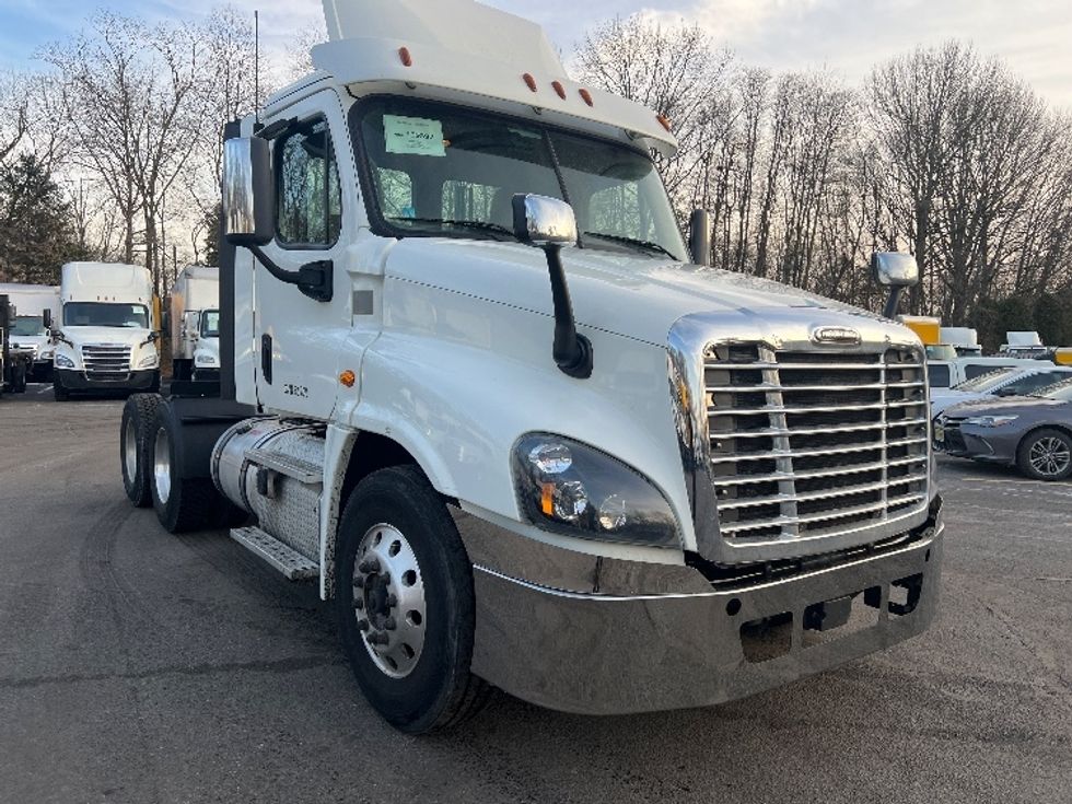 Day Cab Tractor-Heavy Duty Tractors-Freightliner-2018-Cascadia 12564ST-Dayton-NJ-296,495\n\t\tmiles-$ 47,750 - Image 1
