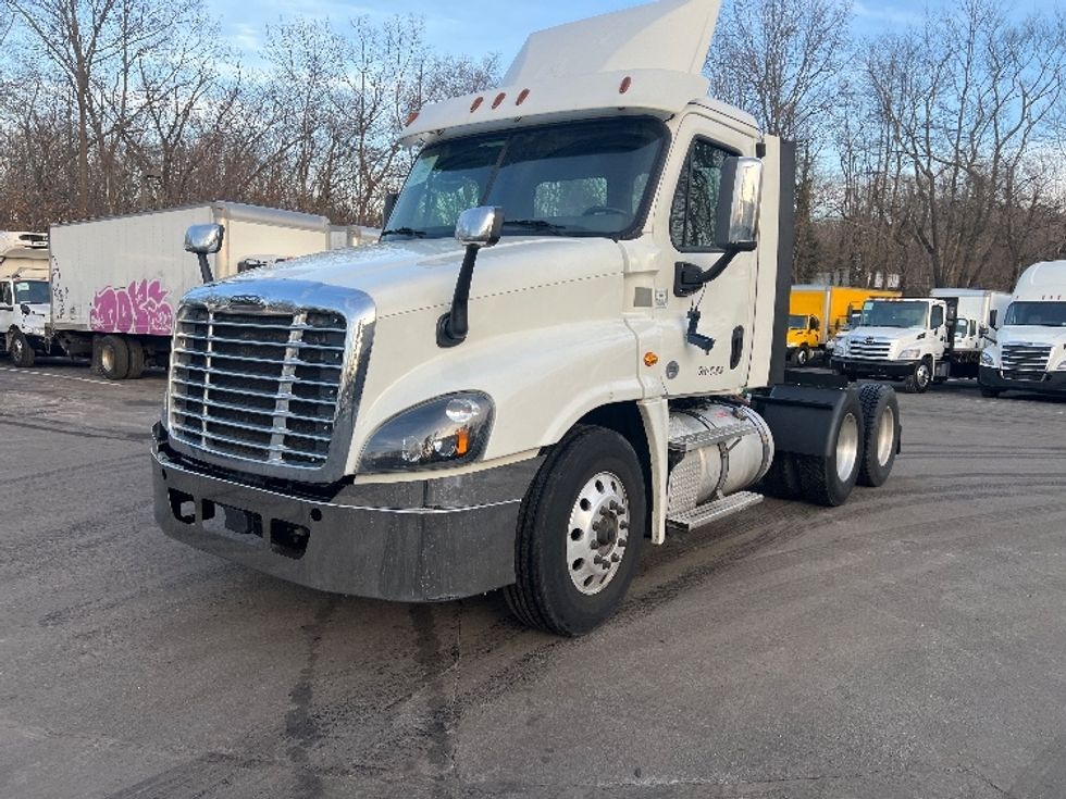 Day Cab Tractor-Heavy Duty Tractors-Freightliner-2018-Cascadia 12564ST-Dayton-NJ-296,495\n\t\tmiles-$ 47,750 - Image 3