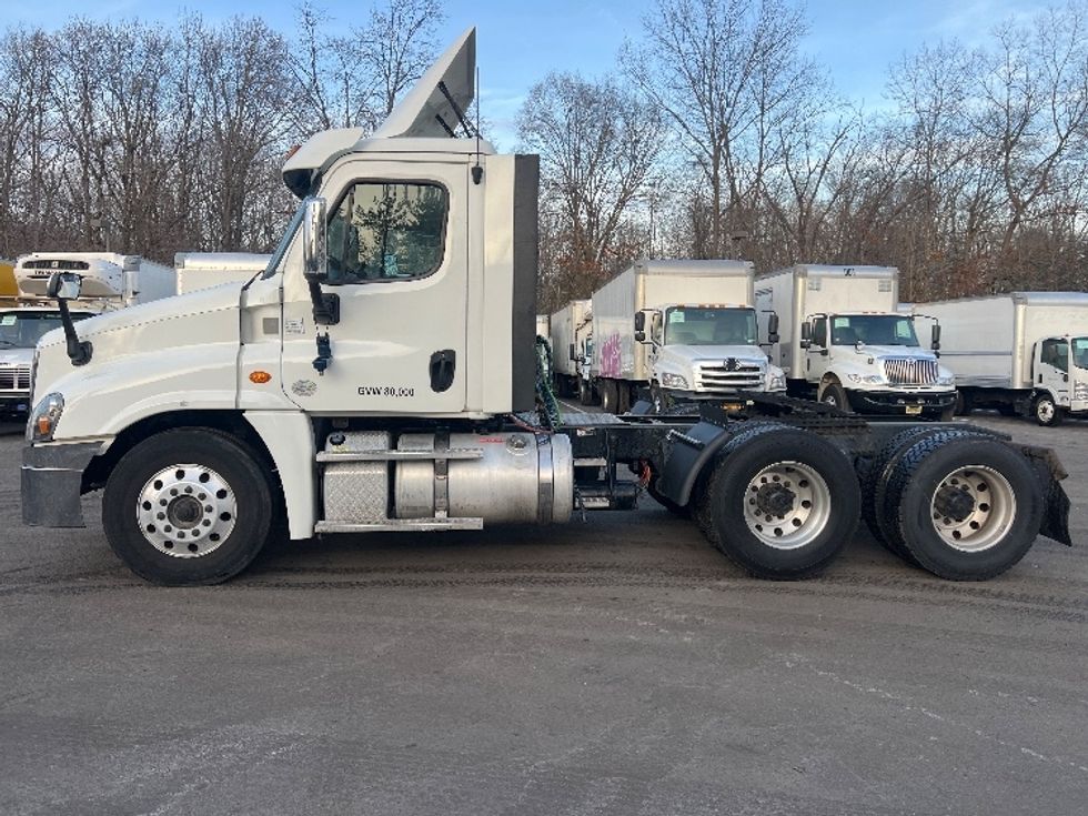 Day Cab Tractor-Heavy Duty Tractors-Freightliner-2018-Cascadia 12564ST-Dayton-NJ-296,495\n\t\tmiles-$ 47,750 - Image 4