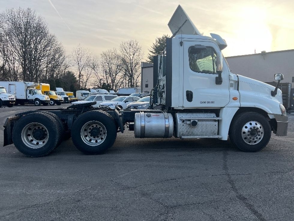 Day Cab Tractor-Heavy Duty Tractors-Freightliner-2018-Cascadia 12564ST-Dayton-NJ-296,495\n\t\tmiles-$ 47,750 - Image 8