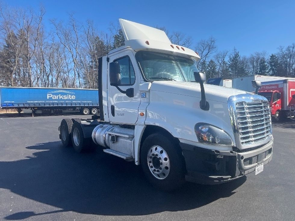 Day Cab Tractor-Heavy Duty Tractors-Freightliner-2018-Cascadia 12564ST-Dayton-NJ-329,519\n\t\tmiles-$ 40,250 - Image 1