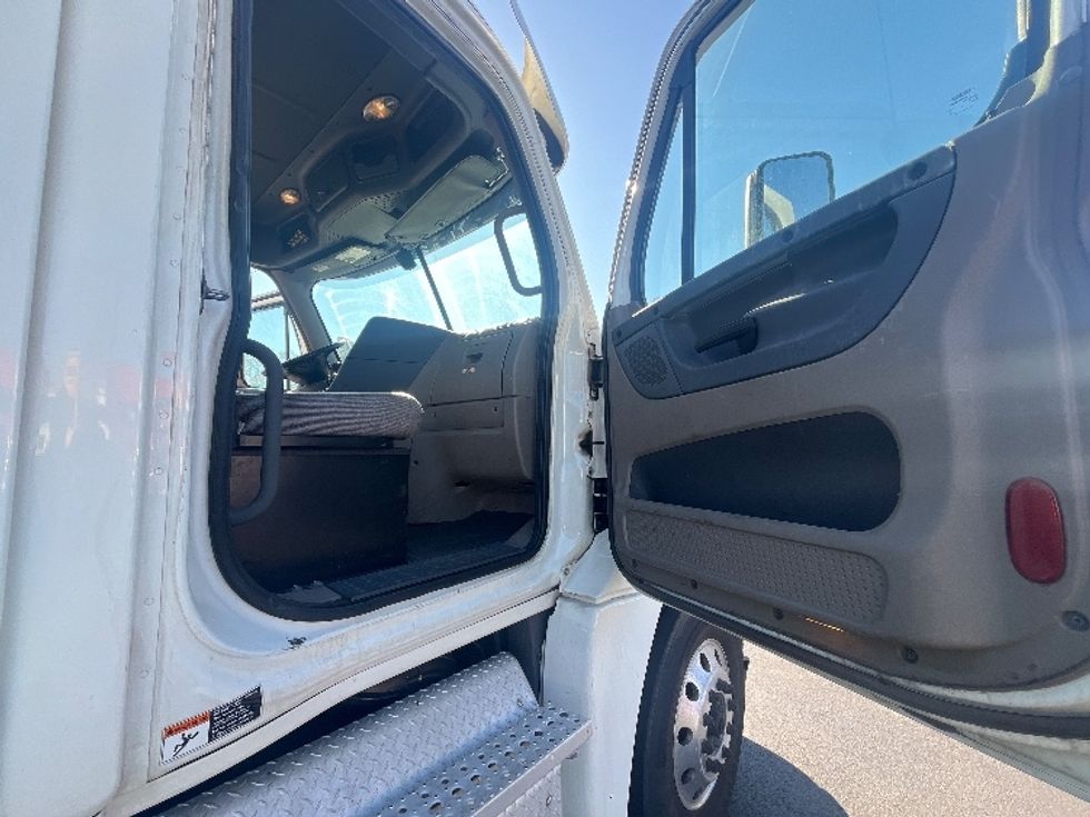 Day Cab Tractor-Heavy Duty Tractors-Freightliner-2018-Cascadia 12564ST-Dayton-NJ-329,519\n\t\tmiles-$ 40,250 - Image 12