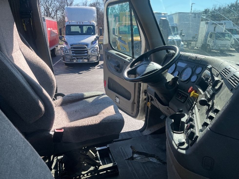 Day Cab Tractor-Heavy Duty Tractors-Freightliner-2018-Cascadia 12564ST-Dayton-NJ-329,519\n\t\tmiles-$ 40,250 - Image 14
