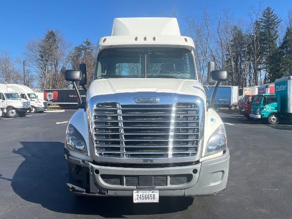 Day Cab Tractor-Heavy Duty Tractors-Freightliner-2018-Cascadia 12564ST-Dayton-NJ-329,519\n\t\tmiles-$ 40,250 - Image 2