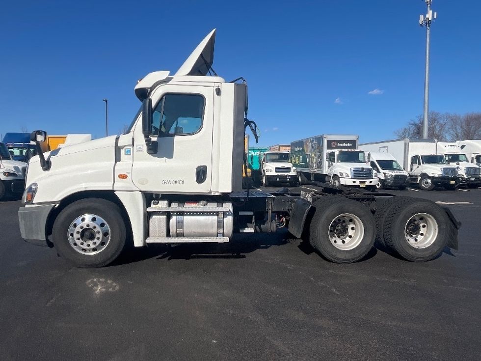 Day Cab Tractor-Heavy Duty Tractors-Freightliner-2018-Cascadia 12564ST-Dayton-NJ-329,519\n\t\tmiles-$ 40,250 - Image 4