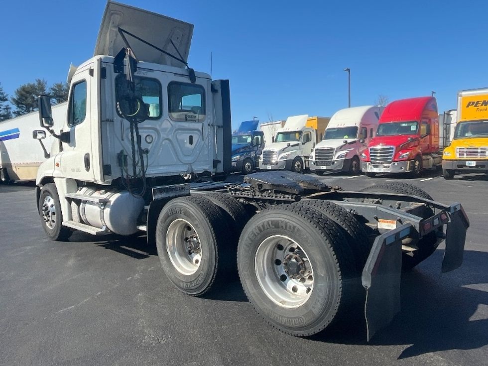 Day Cab Tractor-Heavy Duty Tractors-Freightliner-2018-Cascadia 12564ST-Dayton-NJ-329,519\n\t\tmiles-$ 40,250 - Image 5