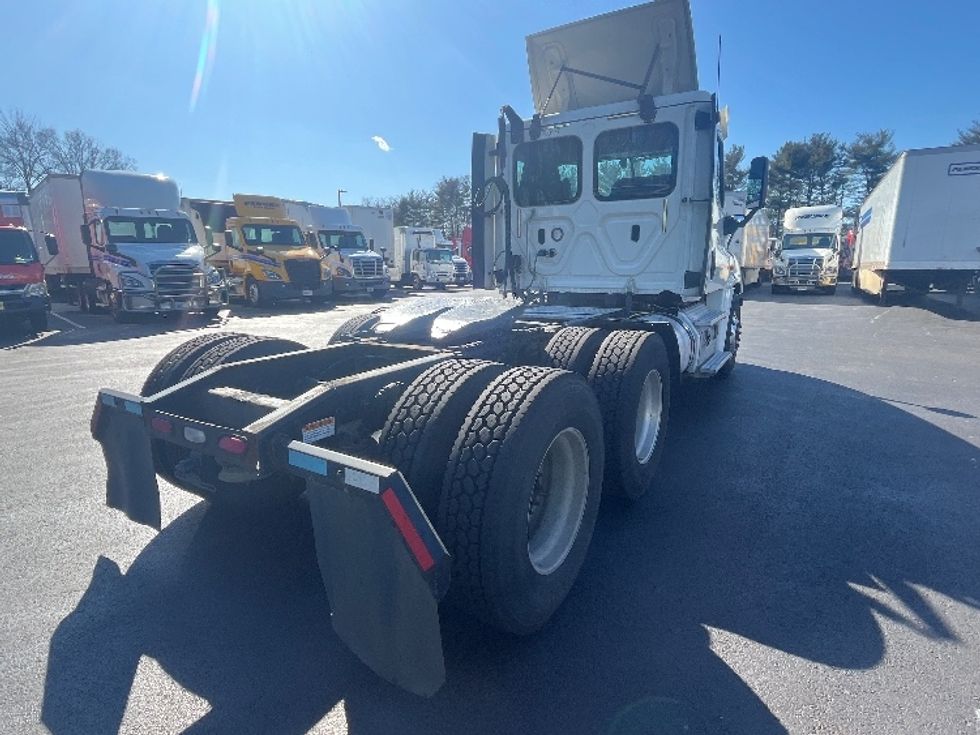 Day Cab Tractor-Heavy Duty Tractors-Freightliner-2018-Cascadia 12564ST-Dayton-NJ-329,519\n\t\tmiles-$ 40,250 - Image 7