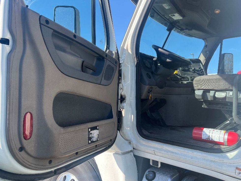 Day Cab Tractor-Heavy Duty Tractors-Freightliner-2018-Cascadia 12564ST-Dayton-NJ-329,519\n\t\tmiles-$ 40,250 - Image 9