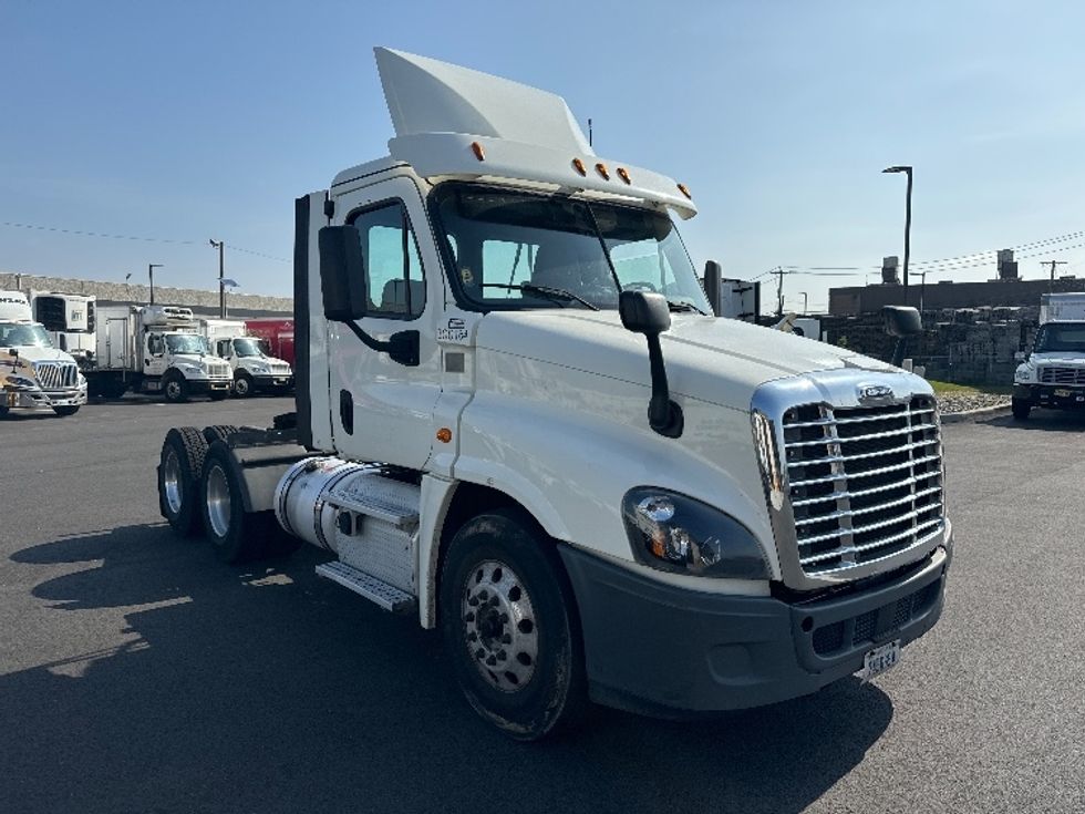 Day Cab Tractor-Heavy Duty Tractors-Freightliner-2018-Cascadia 12564ST-Dayton-NJ-364,160\n\t\tmiles-$ 49,250 - Image 1