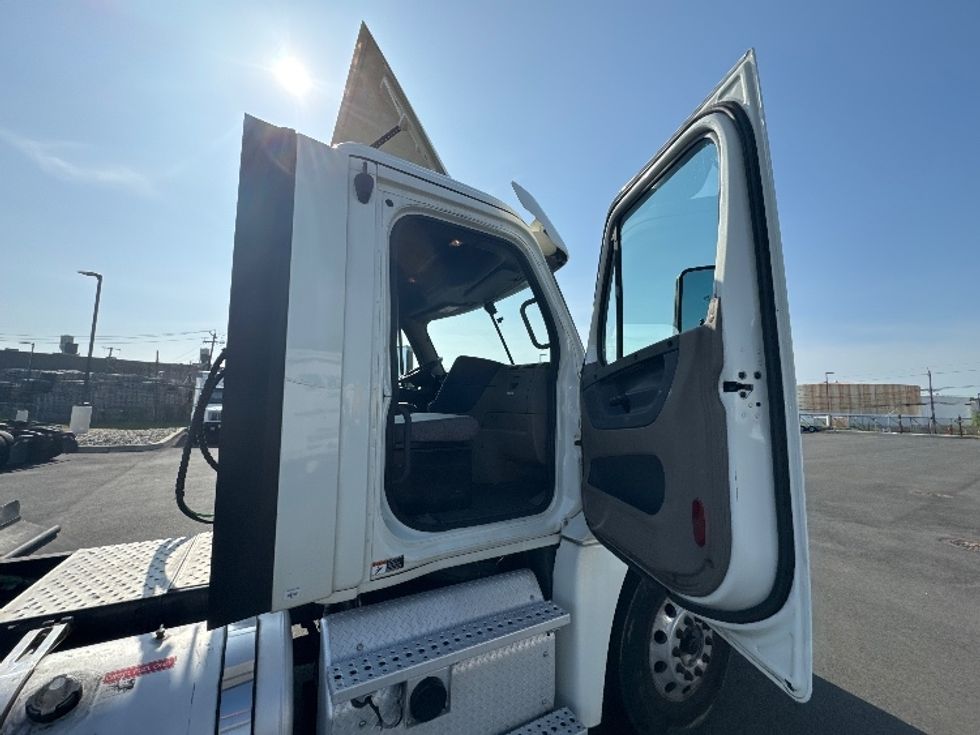 Day Cab Tractor-Heavy Duty Tractors-Freightliner-2018-Cascadia 12564ST-Dayton-NJ-364,160\n\t\tmiles-$ 49,250 - Image 12