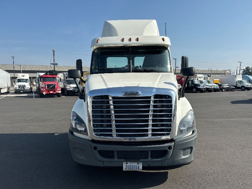 Day Cab Tractor-Heavy Duty Tractors-Freightliner-2018-Cascadia 12564ST-Dayton-NJ-364,160\n\t\tmiles-$ 49,250 - Image 2