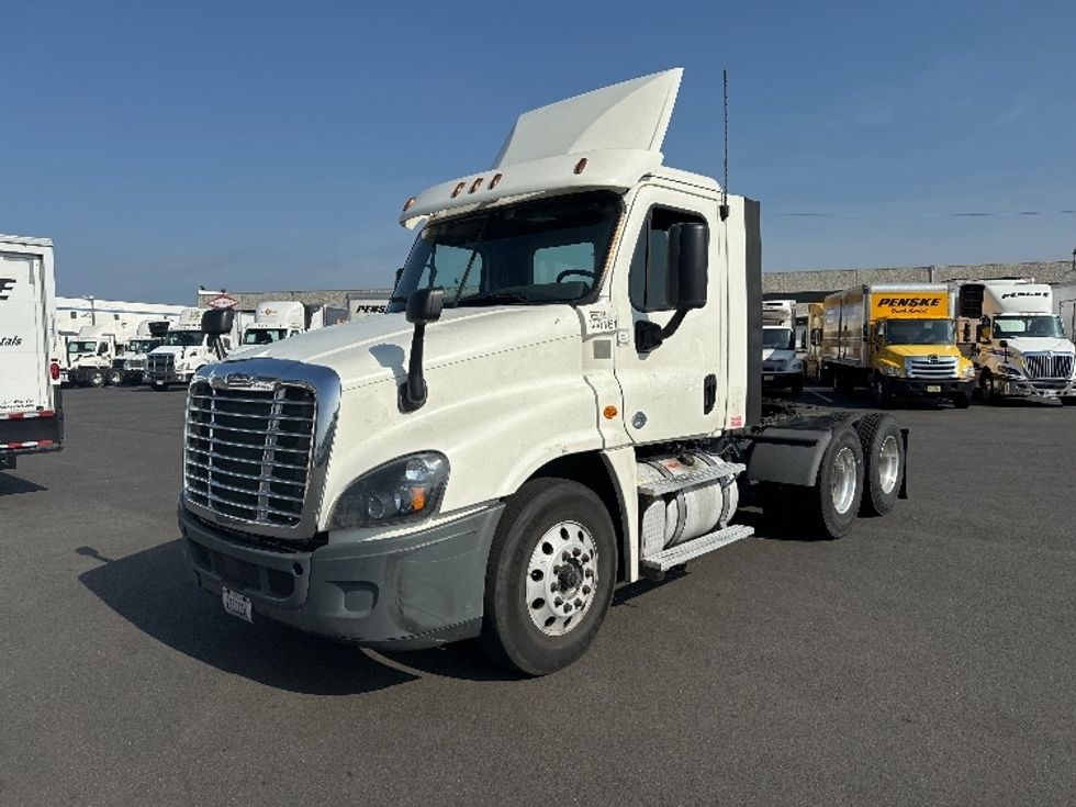 Day Cab Tractor-Heavy Duty Tractors-Freightliner-2018-Cascadia 12564ST-Dayton-NJ-364,160\n\t\tmiles-$ 49,250 - Image 3