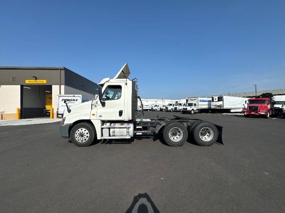 Day Cab Tractor-Heavy Duty Tractors-Freightliner-2018-Cascadia 12564ST-Dayton-NJ-364,160\n\t\tmiles-$ 49,250 - Image 4