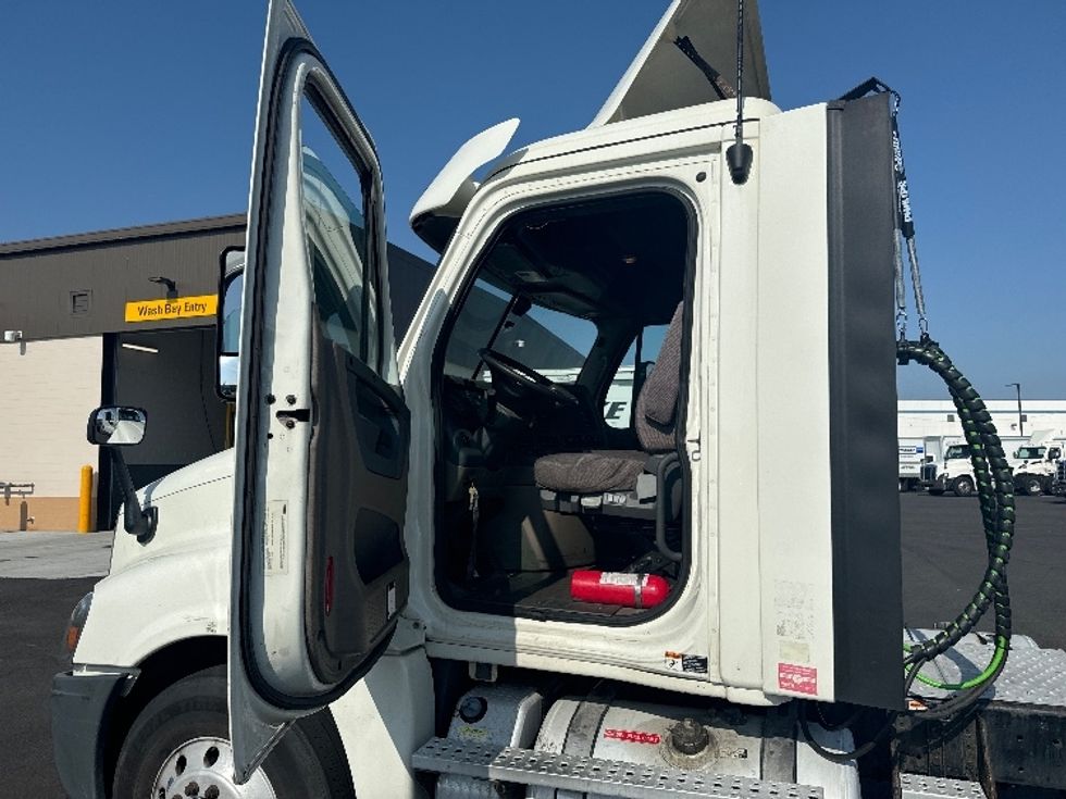 Day Cab Tractor-Heavy Duty Tractors-Freightliner-2018-Cascadia 12564ST-Dayton-NJ-364,160\n\t\tmiles-$ 49,250 - Image 9