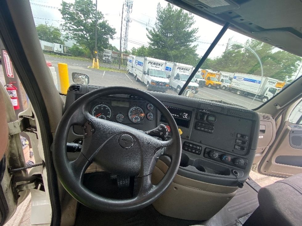 Day Cab Tractor-Heavy Duty Tractors-Freightliner-2018-Cascadia 12564ST-Dayton-NJ-442,991\n\t\tmiles-$ 43,250 - Image 11