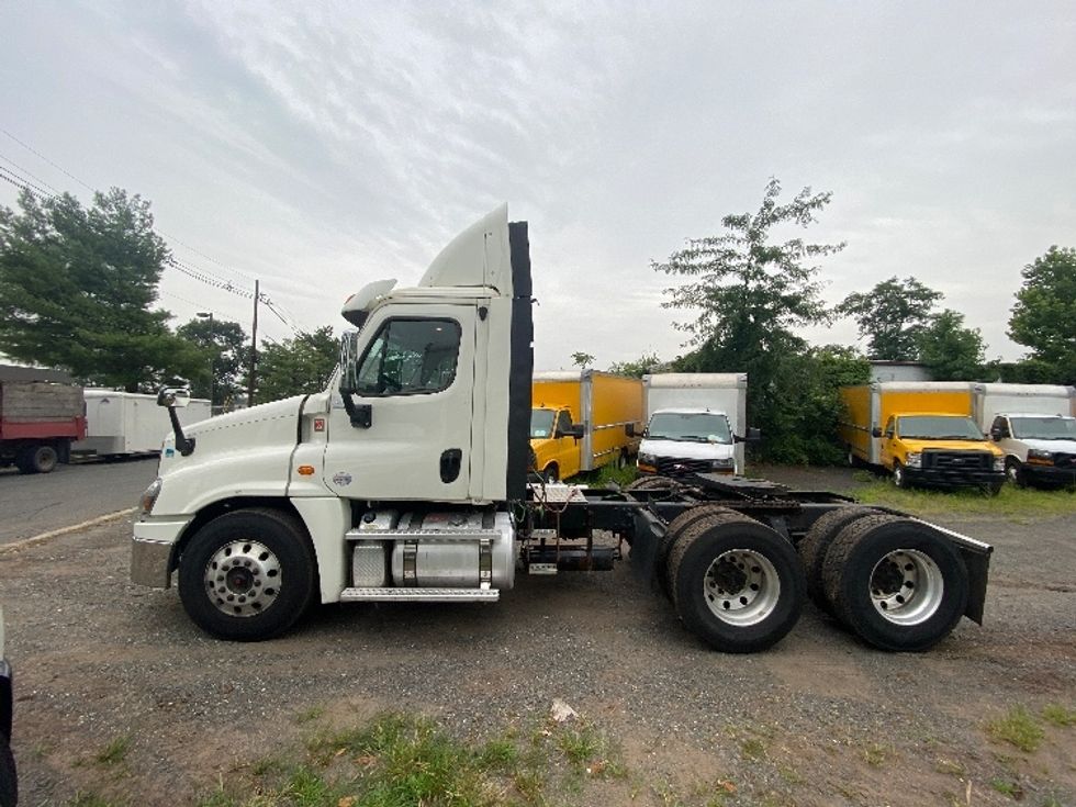 Day Cab Tractor-Heavy Duty Tractors-Freightliner-2018-Cascadia 12564ST-Dayton-NJ-442,991\n\t\tmiles-$ 43,250 - Image 4