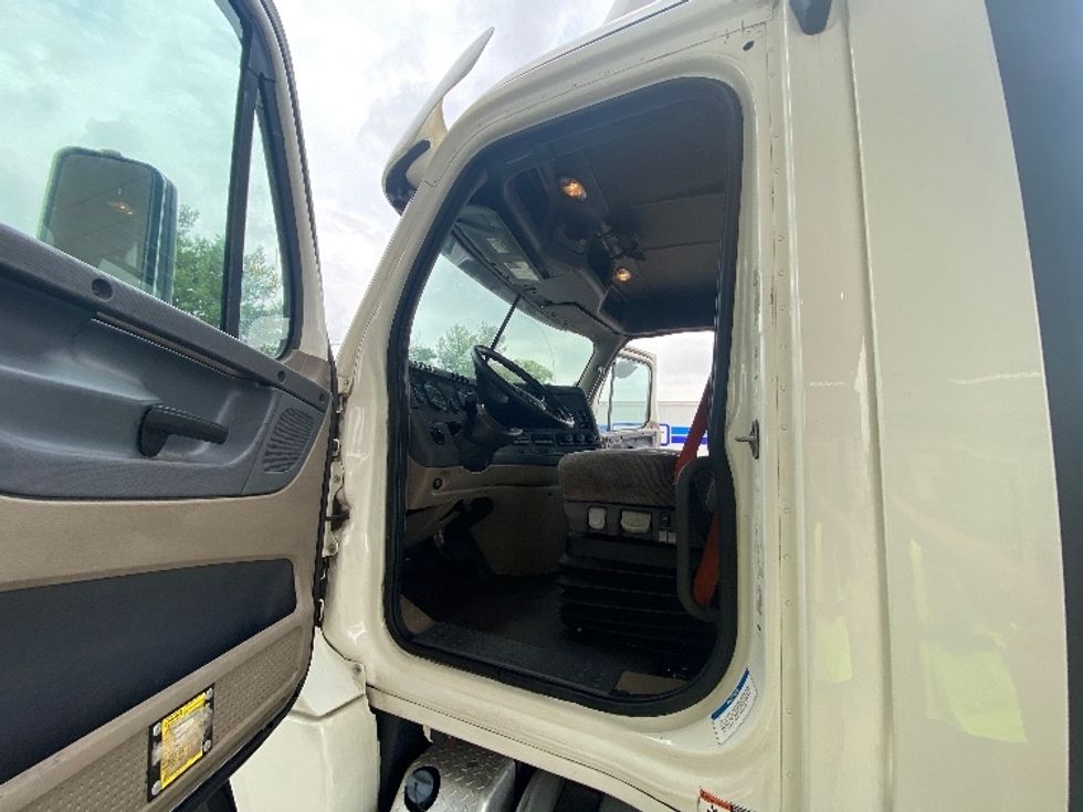 Day Cab Tractor-Heavy Duty Tractors-Freightliner-2018-Cascadia 12564ST-Dayton-NJ-442,991\n\t\tmiles-$ 43,250 - Image 9