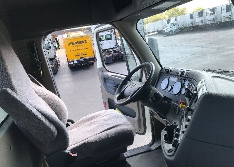 Day Cab Tractor-Heavy Duty Tractors-Freightliner-2018-Cascadia 12564ST-Dayton-OH-414,671\n\t\tmiles-$ 42,000 - Image 14