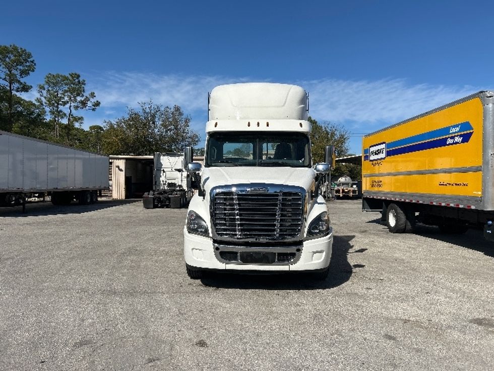 Day Cab Tractor-Heavy Duty Tractors-Freightliner-2018-Cascadia 12564ST-Daytona Beach-FL-808,741\n\t\tmiles-$ 21,000 - Image 2