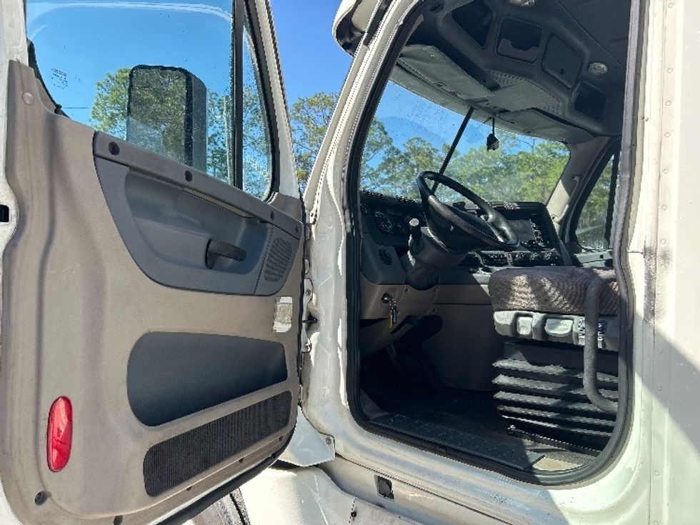 Day Cab Tractor-Heavy Duty Tractors-Freightliner-2018-Cascadia 12564ST-Daytona Beach-FL-808,741\n\t\tmiles-$ 21,000 - Image 9