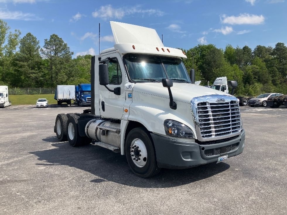 Day Cab Tractor-Heavy Duty Tractors-Freightliner-2018-Cascadia 12564ST-Decatur-AL-396,762\n\t\tmiles-$ 39,250 - Image 1