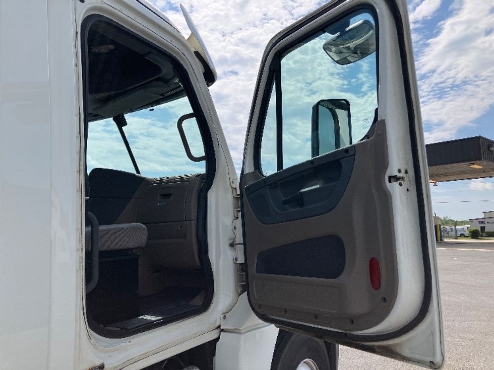 Day Cab Tractor-Heavy Duty Tractors-Freightliner-2018-Cascadia 12564ST-Decatur-AL-396,762\n\t\tmiles-$ 39,250 - Image 11