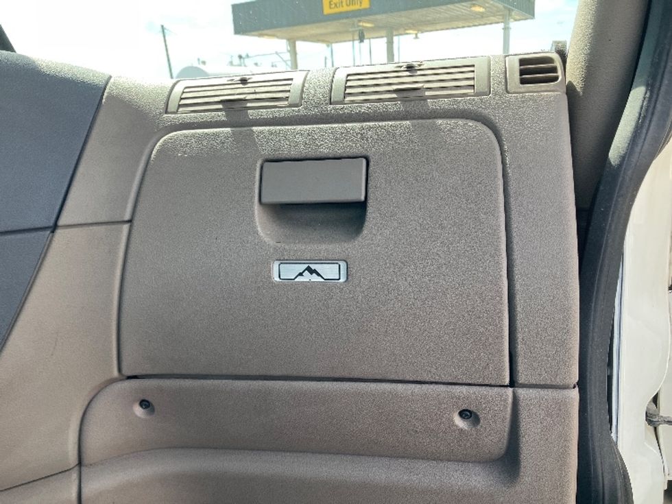 Day Cab Tractor-Heavy Duty Tractors-Freightliner-2018-Cascadia 12564ST-Decatur-AL-396,762\n\t\tmiles-$ 39,250 - Image 12