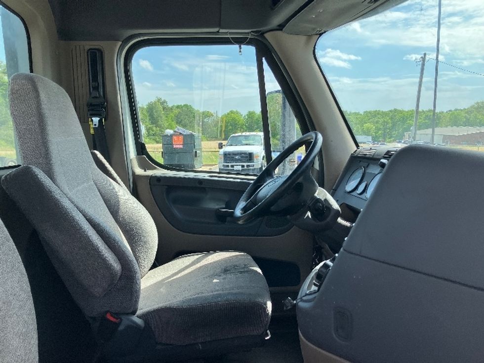 Day Cab Tractor-Heavy Duty Tractors-Freightliner-2018-Cascadia 12564ST-Decatur-AL-396,762\n\t\tmiles-$ 39,250 - Image 13