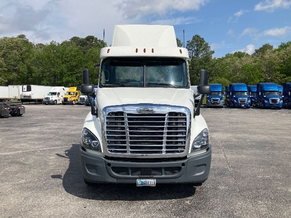 Day Cab Tractor-Heavy Duty Tractors-Freightliner-2018-Cascadia 12564ST-Decatur-AL-396,762\n\t\tmiles-$ 39,250 - Image 2