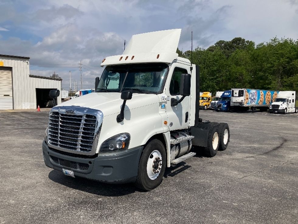 Day Cab Tractor-Heavy Duty Tractors-Freightliner-2018-Cascadia 12564ST-Decatur-AL-396,762\n\t\tmiles-$ 39,250 - Image 3