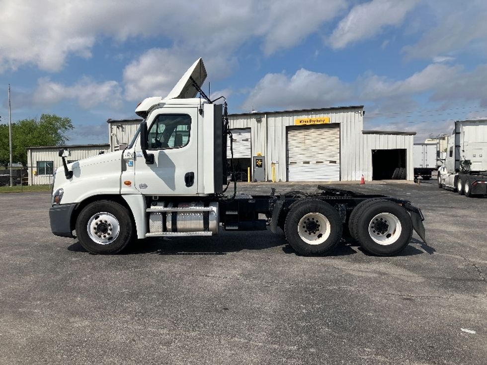 Day Cab Tractor-Heavy Duty Tractors-Freightliner-2018-Cascadia 12564ST-Decatur-AL-396,762\n\t\tmiles-$ 39,250 - Image 4