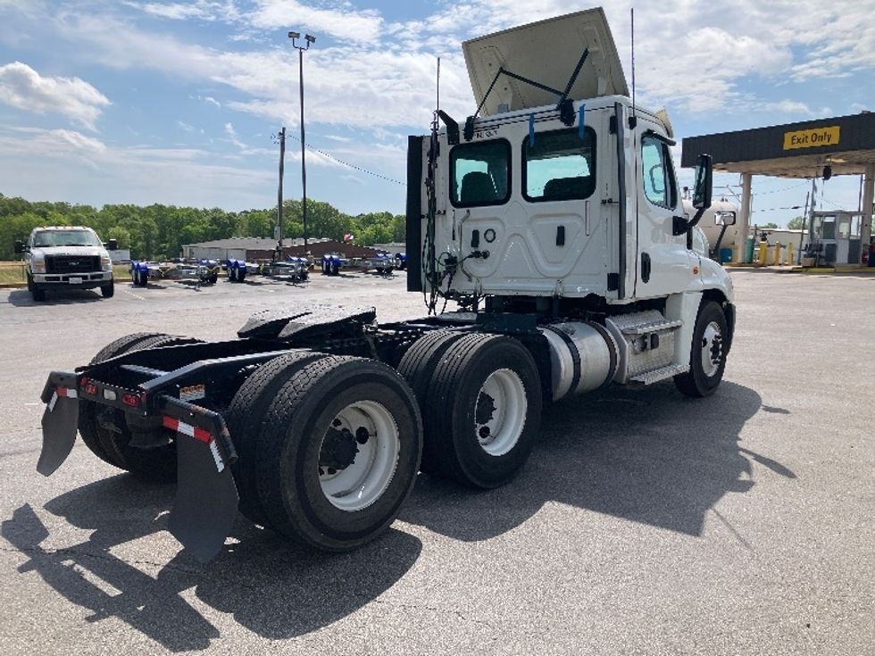 Day Cab Tractor-Heavy Duty Tractors-Freightliner-2018-Cascadia 12564ST-Decatur-AL-396,762\n\t\tmiles-$ 39,250 - Image 6