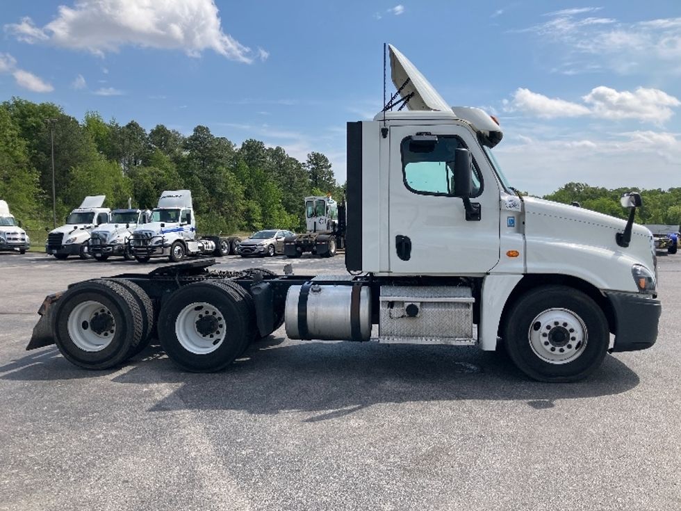 Day Cab Tractor-Heavy Duty Tractors-Freightliner-2018-Cascadia 12564ST-Decatur-AL-396,762\n\t\tmiles-$ 39,250 - Image 7