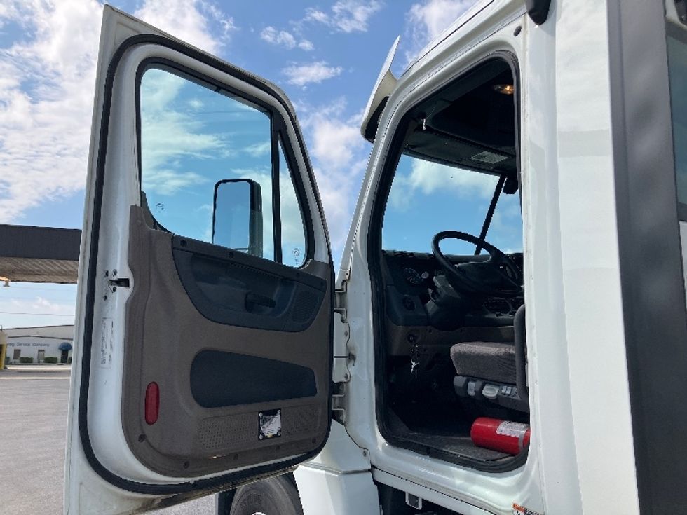 Day Cab Tractor-Heavy Duty Tractors-Freightliner-2018-Cascadia 12564ST-Decatur-AL-396,762\n\t\tmiles-$ 39,250 - Image 8