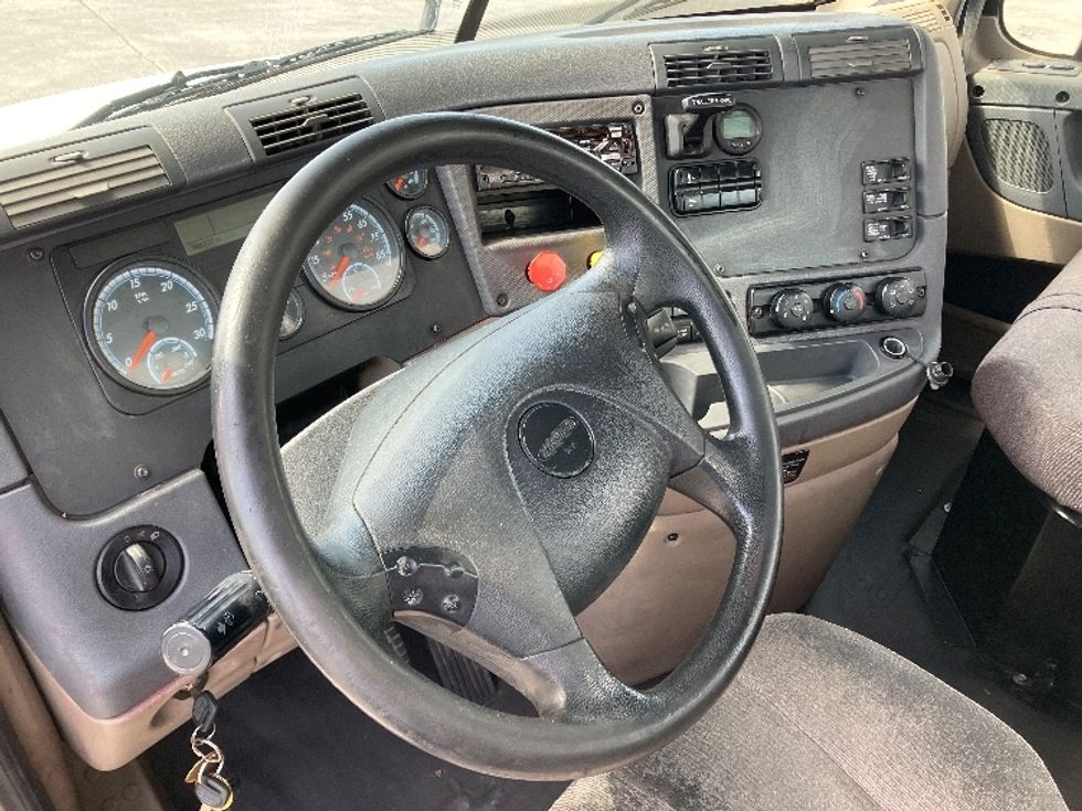 Day Cab Tractor-Heavy Duty Tractors-Freightliner-2018-Cascadia 12564ST-Decatur-AL-396,762\n\t\tmiles-$ 39,250 - Image 9