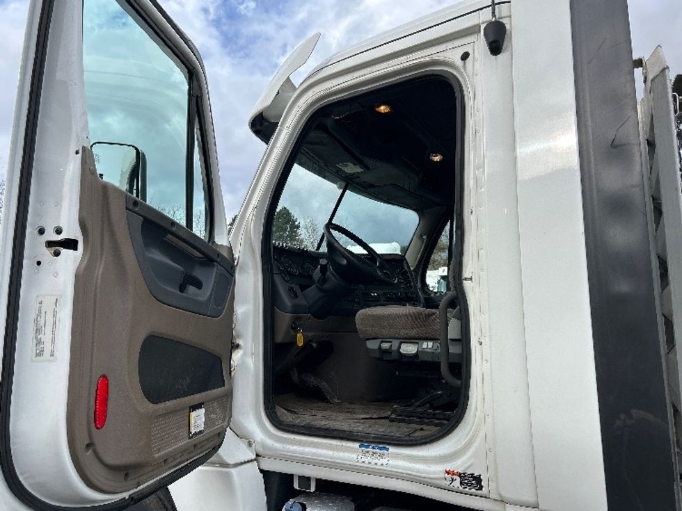 Day Cab Tractor-Heavy Duty Tractors-Freightliner-2018-Cascadia 12564ST-Delta-BC-315,804\n\t\tkm-$ 54,250 - Image 9