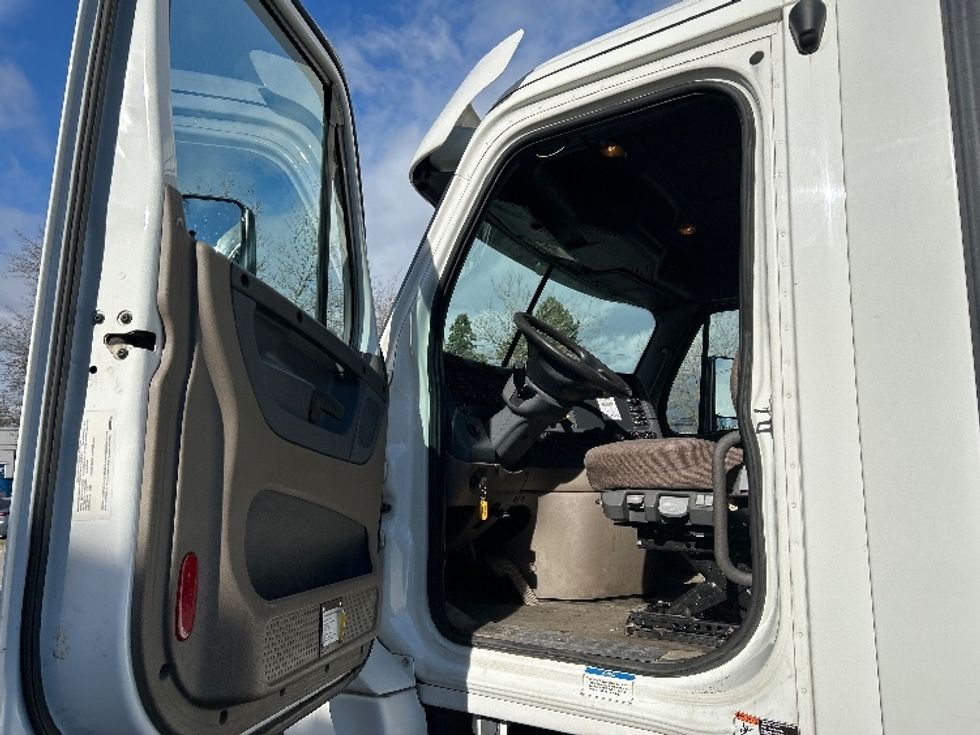 Day Cab Tractor-Heavy Duty Tractors-Freightliner-2018-Cascadia 12564ST-Delta-BC-338,072\n\t\tkm-$ 53,750 - Image 9