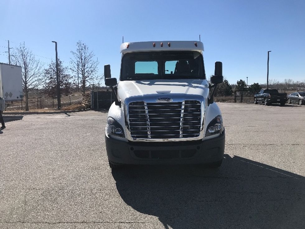 Day Cab Tractor-Heavy Duty Tractors-Freightliner-2018-Cascadia 12564ST-Des Moines-IA-459,065\n\t\tmiles-$ 38,500 - Image 2