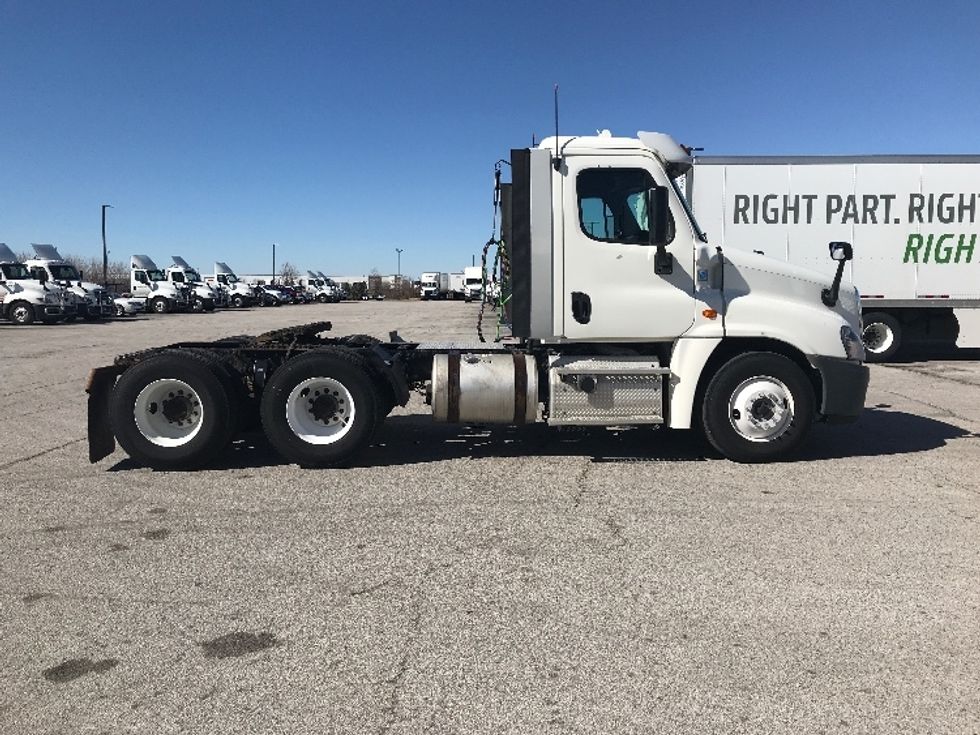 Day Cab Tractor-Heavy Duty Tractors-Freightliner-2018-Cascadia 12564ST-Des Moines-IA-459,065\n\t\tmiles-$ 38,500 - Image 8