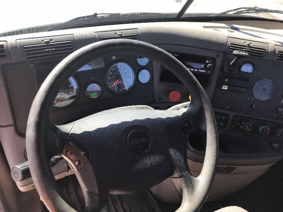 Day Cab Tractor-Heavy Duty Tractors-Freightliner-2018-Cascadia 12564ST-Des Moines-IA-558,746\n\t\tmiles-$ 34,500 - Image 11