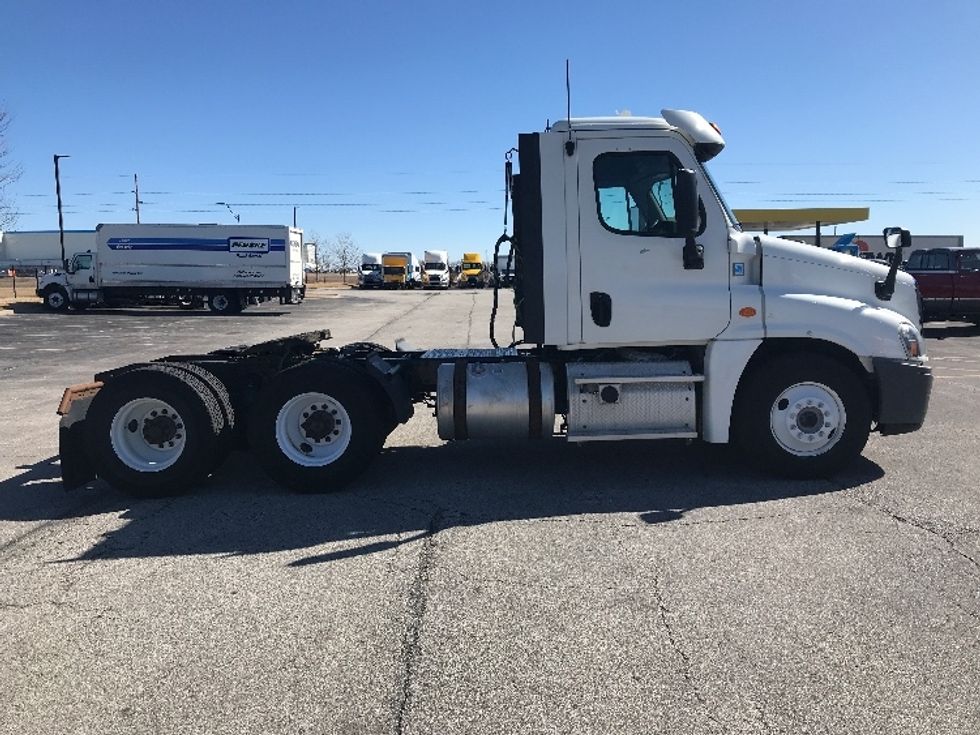 Day Cab Tractor-Heavy Duty Tractors-Freightliner-2018-Cascadia 12564ST-Des Moines-IA-611,417\n\t\tmiles-$ 29,750 - Image 8