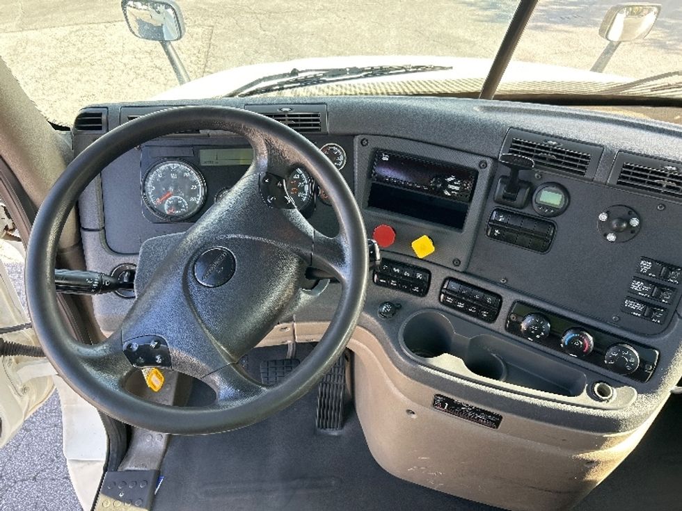 Day Cab Tractor-Heavy Duty Tractors-Freightliner-2018-Cascadia 12564ST-Duluth-GA-390,748\n\t\tmiles-$ 39,250 - Image 11