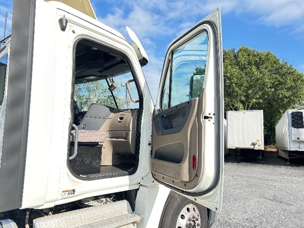 Day Cab Tractor-Heavy Duty Tractors-Freightliner-2018-Cascadia 12564ST-Duluth-GA-390,748\n\t\tmiles-$ 39,250 - Image 12