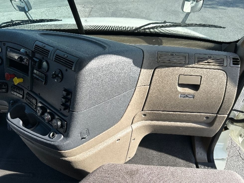 Day Cab Tractor-Heavy Duty Tractors-Freightliner-2018-Cascadia 12564ST-Duluth-GA-390,748\n\t\tmiles-$ 39,250 - Image 13