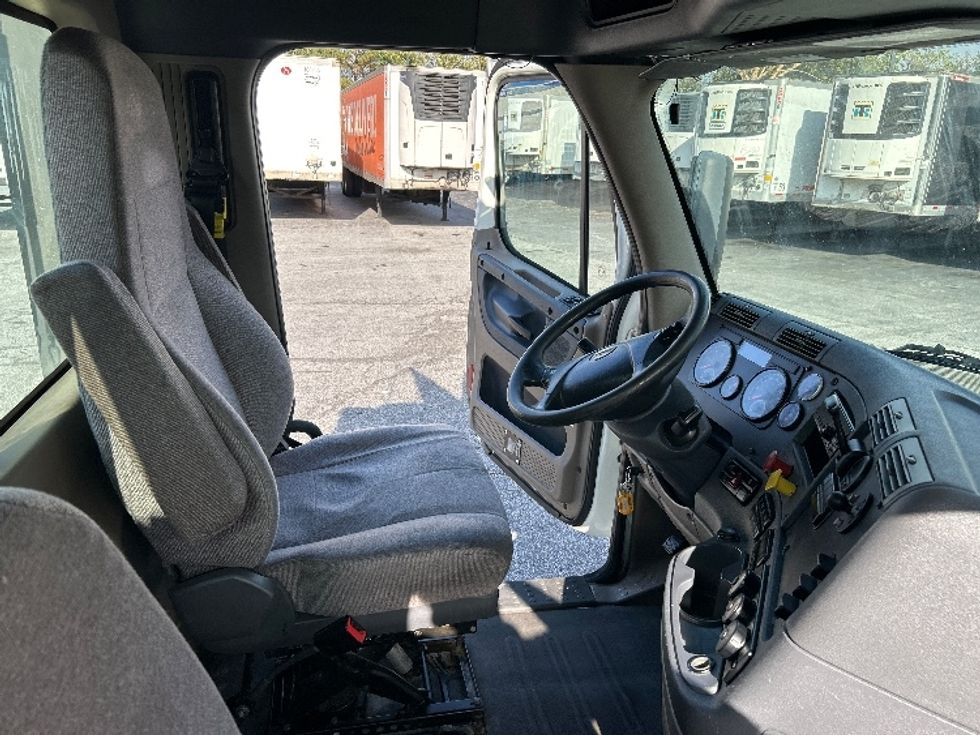 Day Cab Tractor-Heavy Duty Tractors-Freightliner-2018-Cascadia 12564ST-Duluth-GA-390,748\n\t\tmiles-$ 39,250 - Image 14
