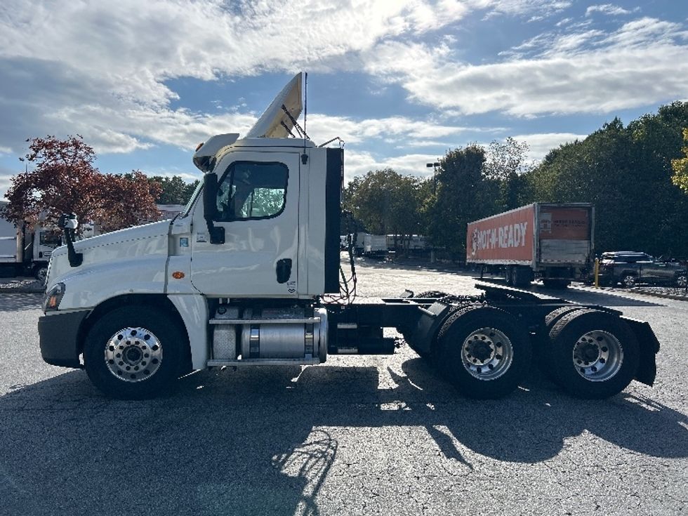 Day Cab Tractor-Heavy Duty Tractors-Freightliner-2018-Cascadia 12564ST-Duluth-GA-390,748\n\t\tmiles-$ 39,250 - Image 4