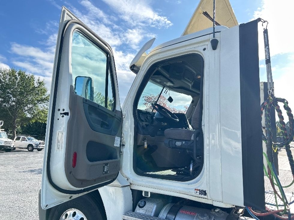 Day Cab Tractor-Heavy Duty Tractors-Freightliner-2018-Cascadia 12564ST-Duluth-GA-390,748\n\t\tmiles-$ 39,250 - Image 9