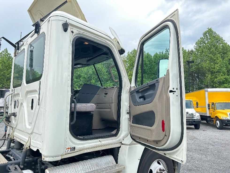 Day Cab Tractor-Heavy Duty Tractors-Freightliner-2018-Cascadia 12564ST-Duluth-GA-412,731\n\t\tmiles-$ 34,750 - Image 12