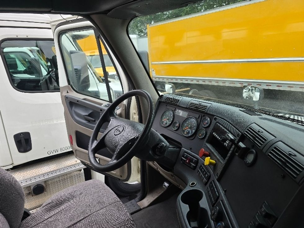 Day Cab Tractor-Heavy Duty Tractors-Freightliner-2018-Cascadia 12564ST-Duluth-GA-412,731\n\t\tmiles-$ 34,750 - Image 14